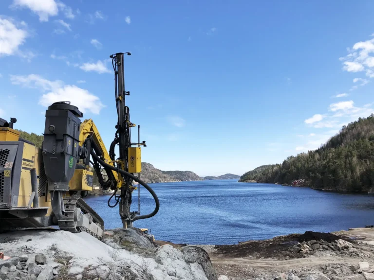 Boring- og sprengningsarbeider i Kragerø - Steintransport