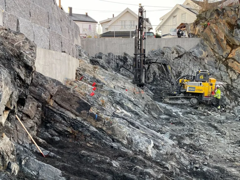 Boring- og sprengningsarbeider i Kragerø - Steintransport